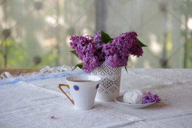 Çay bir zephyr ve güzel bir vazo içinde bir Lila ile gönderilmiş