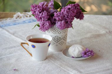 Çay bir zephyr ve güzel bir vazo içinde bir Lila ile