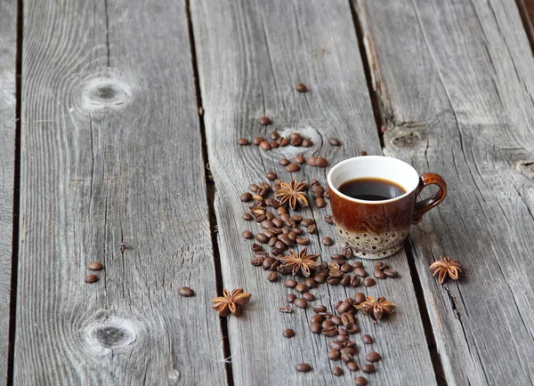 Taza de café en un ambiente de granos de café en una b de madera — Foto de Stock