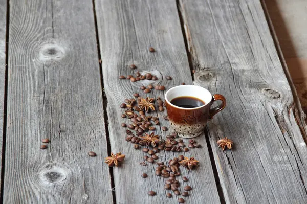 Taza de café en un ambiente de granos de café en una b de madera — Foto de Stock