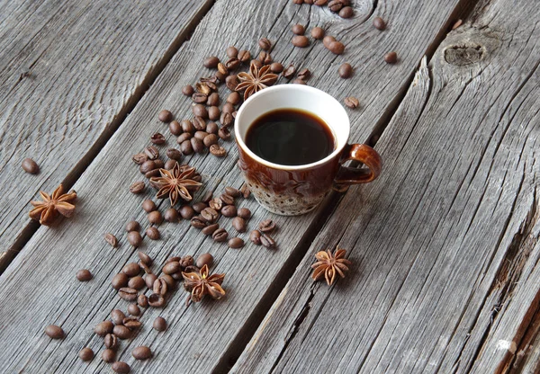 Copo de café em um ambiente de grãos de café em um b de madeira — Fotografia de Stock