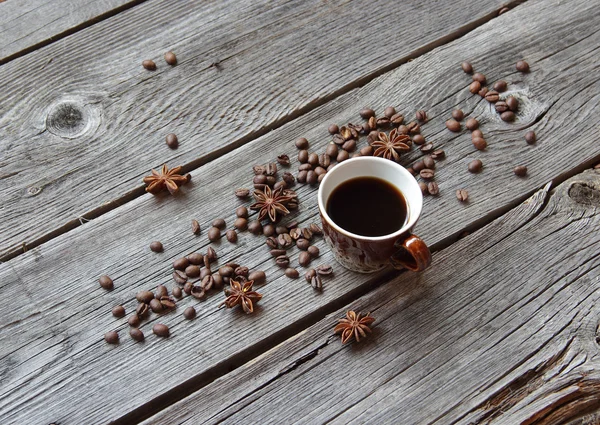 Copo de café em um ambiente de grãos de café em um b de madeira — Fotografia de Stock