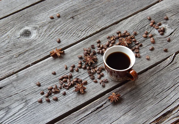 Taza de café en un ambiente de granos de café en una b de madera — Foto de Stock