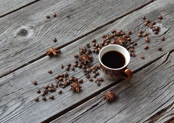 Taza de café en un ambiente de granos de café en una b de madera — Foto de Stock
