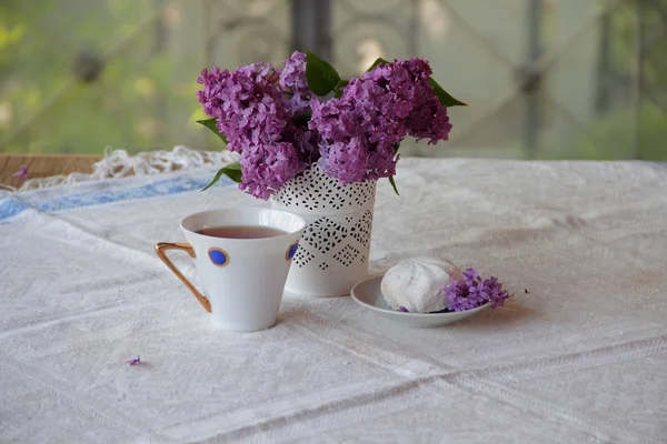 Чай подается с зефиром и сиренью в красивой вазе — стоковое фото