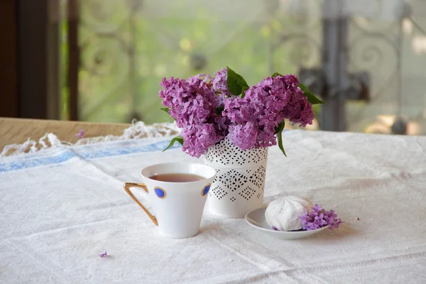 Té con un zephyr y una lila en un hermoso jarrón — Foto de Stock
