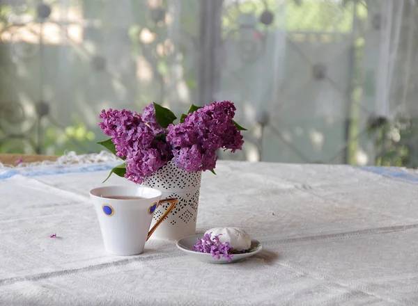 Bodegón con té, un zephyr y un ramo de lila — Foto de Stock