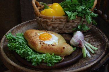 Açık pasta üzerinde gönderilmiş bir yumurta yeşil salata yaprakları