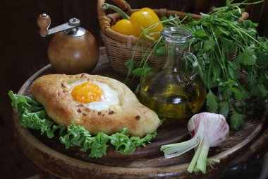 pasta bir yumurta, taze sebze ve Yeşiller ile açın