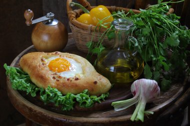 pasta bir yumurta, taze sebze ve Yeşiller ile açın