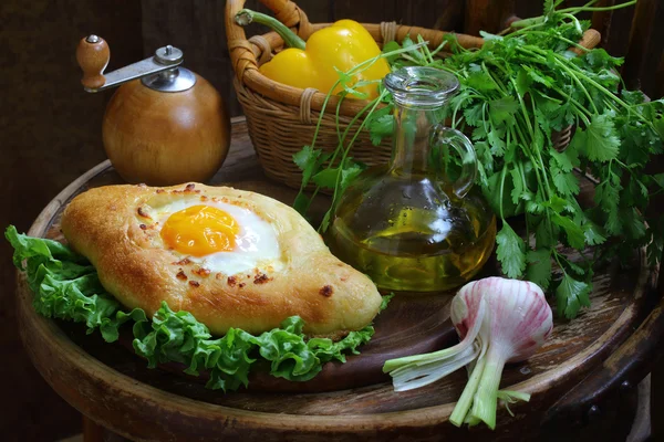 Ανοίξτε την πίτα με ένα αυγό, φρέσκα λαχανικά και χόρτα — Φωτογραφία Αρχείου
