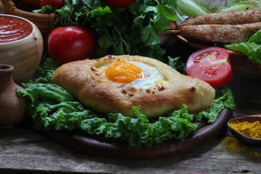 Natürmort ljulja-kebap taze ile gönderilmiş bir pasta ile Mey