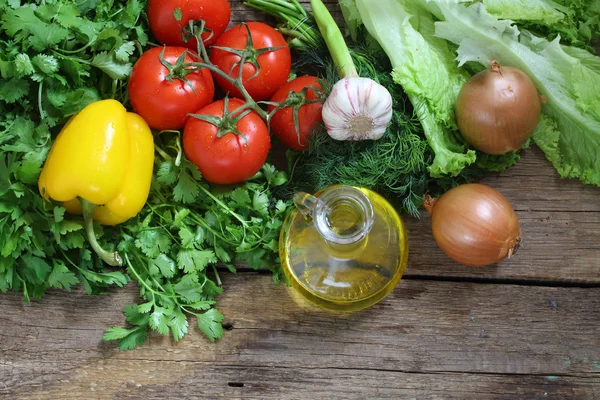 Hortalizas frescas: los tomates, el pimiento, la cebolla, el ajo, el cilantro —  Fotos de Stock