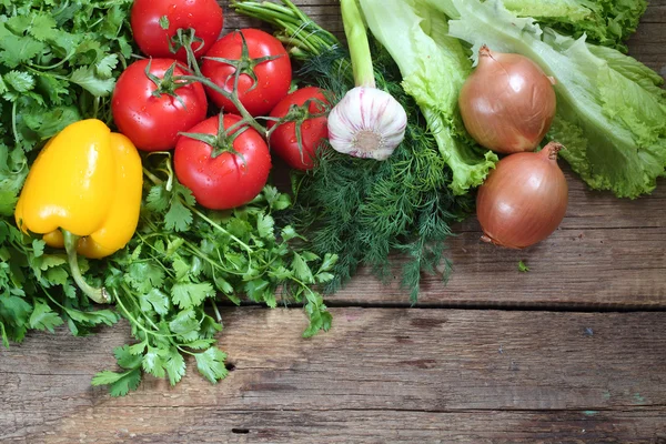 Frisches Gemüse auf einem Holztisch — Stockfoto