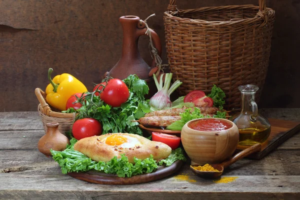 Открытый пирог с яйцом и котлетами на шампуре представлены с соусом — стоковое фото