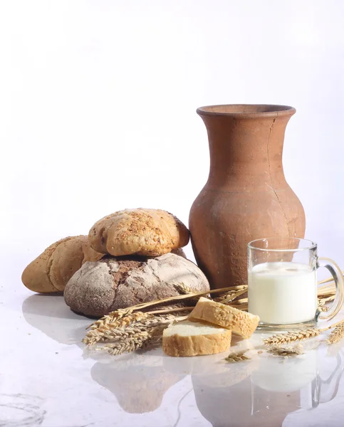 Şeffaf kupa ve beyaz zemin üzerine taze ekmek süt — Stok fotoğraf