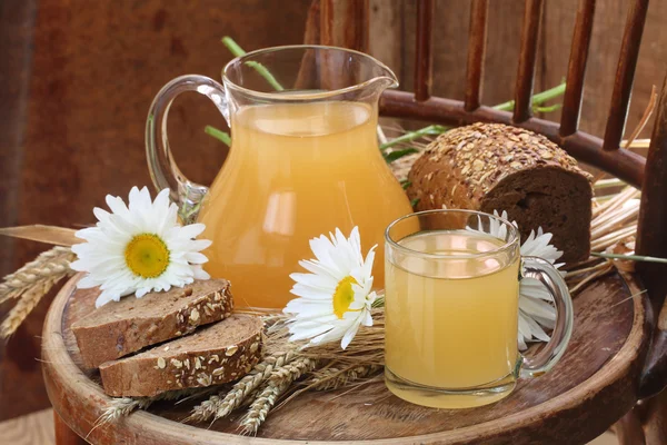 Graan drankje - Kvas (kvas) in een transparante kruik en rogge brood — Stockfoto