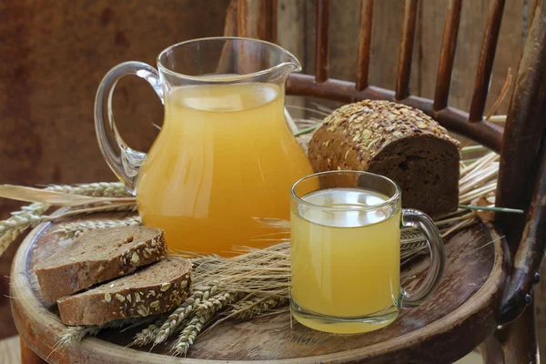 Kvass (Kvas) in a transparent jug and rye bread — Stock Photo, Image
