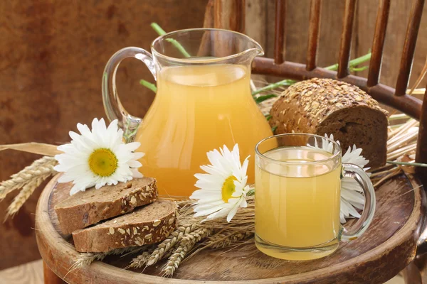 Grain drink - svagdricka (kvas) i en transparent kannan och råg bröd — Stockfoto