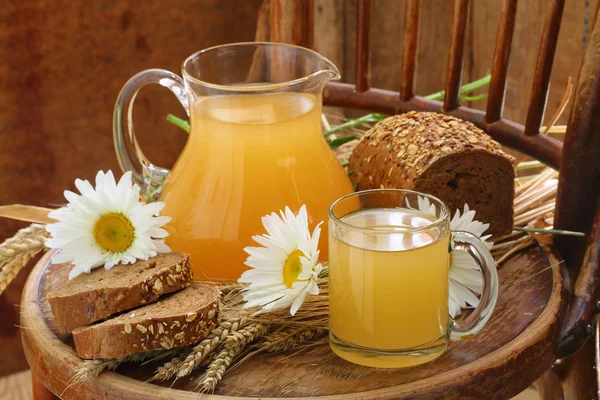 Kvass (Kvas) in a transparent mug, a jug and rye bread — Stock Photo, Image