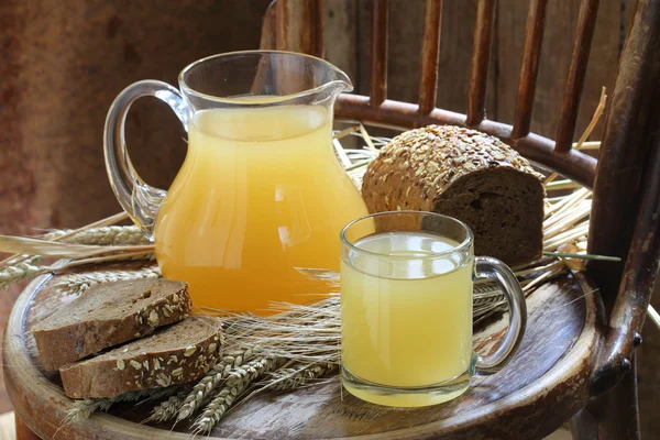 Kvass (Kvas) in a transparent mug, a jug and rye bread — Stock Photo, Image