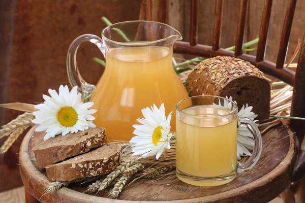 Bebida de grano - kvass (kvas) en una jarra transparente y pan de centeno —  Fotos de Stock