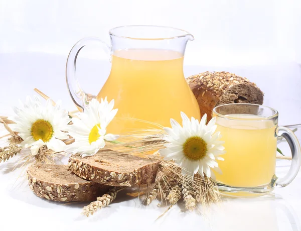 Kvass (Kvas) en una taza transparente, una jarra y pan de centeno en una pizca —  Fotos de Stock