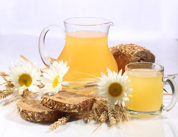 Kvass (Kvas) in a transparent mug, a jug and rye bread on a whit — Stock Photo, Image