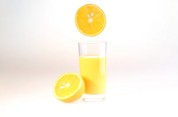 Glas sinaasappelsap op een witte achtergrond — Stockfoto