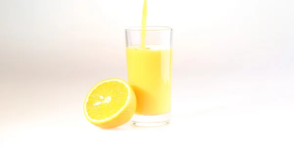 Sok pomarańczowy strumień płynie w przezroczystego szkła, szkła z — Zdjęcie stockowe