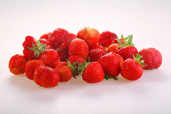 Bayas de una fresa roja madura sobre un fondo blanco — Foto de Stock