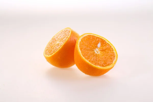 Naranja sobre un fondo blanco, mitades de una jugosa naranja madura sobre un —  Fotos de Stock