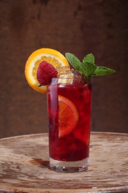 Saydam bir cam ile çilek, Sangrija, şarap bir veya