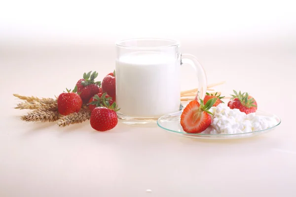 Jordgubb, keso och mjölk i en transparent mugg på en wh — Stockfoto