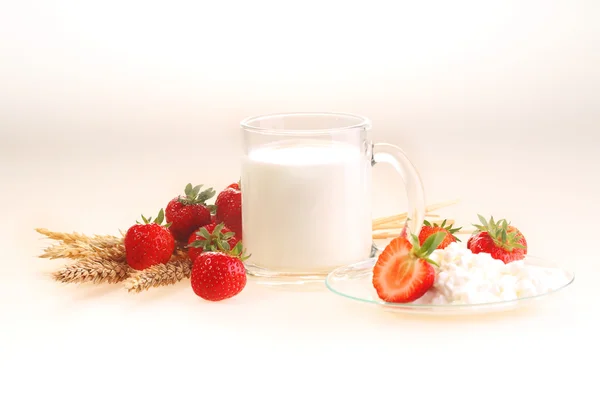 Leite e morango em um fundo branco, leite em um transparente — Fotografia de Stock