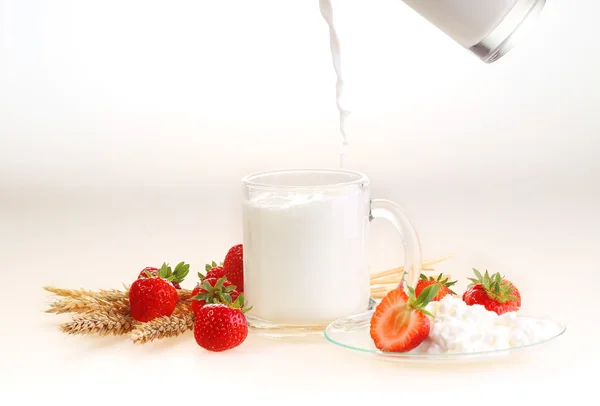 La leche en la taza transparente y el requesón la fresa — Foto de Stock