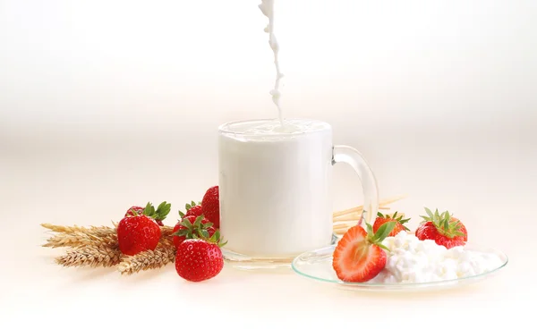 Melk in een transparante mok en kwark een aardbei — Stockfoto