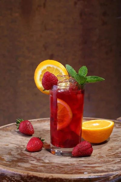 Wein aus Sangrija in einem transparenten Glas mit einer Erdbeere, einem oder — Stockfoto