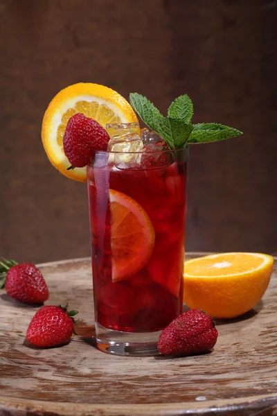 Wein aus Sangrija in einem transparenten Glas mit einer Erdbeere, einem oder — Stockfoto