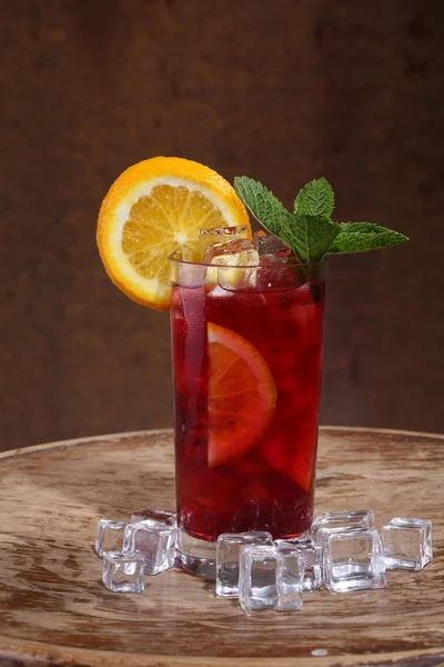 Vinho de Sangrija em um copo transparente com uma laranja, hortelã e — Fotografia de Stock