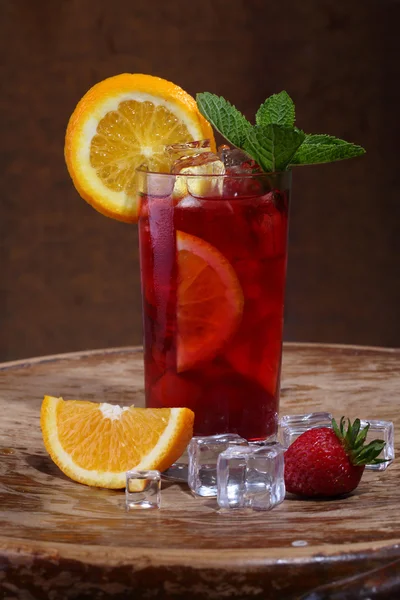 Wijn van Sangrija in een transparant glas met een aardbei, een of — Stockfoto