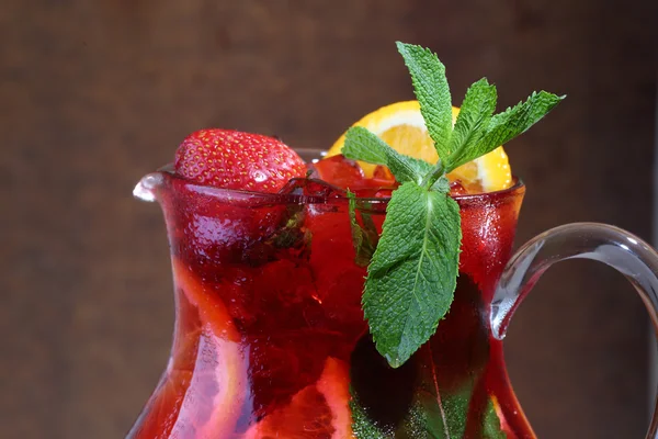 Vin de Sangrija dans une cruche transparente avec une fraise, un oran — Photo