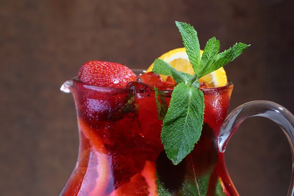 Vin de Sangrija dans une cruche transparente avec une fraise, un oran — Photo