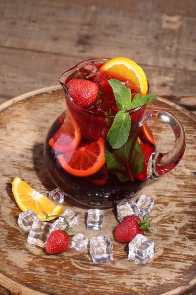 Vin de Sangrija dans une cruche transparente avec une fraise, un oran — Photo