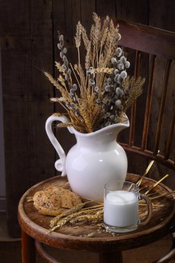 Natürmort süt, taze ekmek ve bir buket koni gelen ve bir