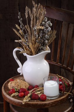 Işık sabah yemek süt, taze ekmek ve çilek ile