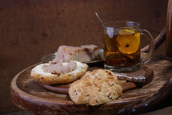 Sandwich con pasta de carne y té con limón en una m transparente —  Fotos de Stock