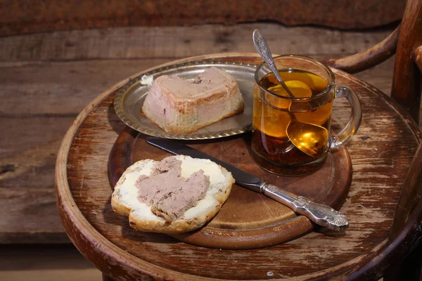 Sandwich con pasta de carne y té con limón en una m transparente — Foto de Stock