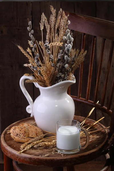 Light morning meal with milk and fresh bread and a bouquet from — Stock Photo, Image