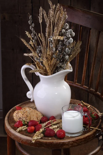 Comida ligera con leche, pan fresco y una fresa —  Fotos de Stock